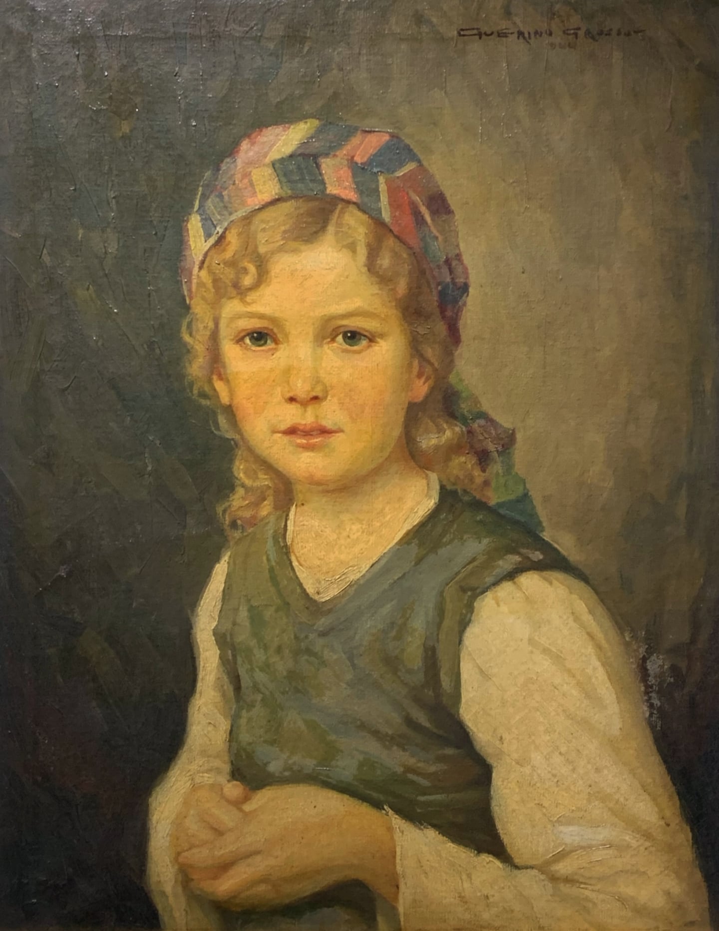 Retrato de menina antes da restauração, com superfície escurecida e alterações visíveis